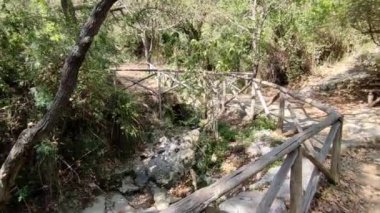 Sahip Lubrense, Campania, İtalya - 5 Eylül 2023: Torca köyünü Crapolla Fjord 'a bağlayan yolun özeti