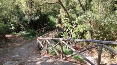 Sahip Lubrense, Campania, İtalya - 5 Eylül 2023: Torca köyünü Crapolla Fjord 'a bağlayan yolun özeti