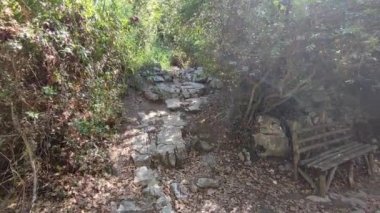 Sahip Lubrense, Campania, İtalya - 5 Eylül 2023: Torca köyünü Crapolla Fjord 'a bağlayan yolun özeti
