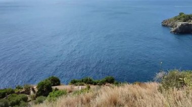 Sahip Lubrense, Campania, İtalya - 5 Eylül 2023: Torca köyünü Crapolla Fjord 'a bağlayan yolun 700 adımından kıyı manzarası