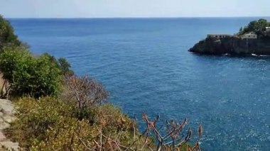 Sahip Lubrense, Campania, İtalya - 5 Eylül 2023: Torca köyünü Crapolla Fjord 'a bağlayan yolun 700 adımından kıyı manzarası