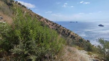 Sahip Lubrense, Campania, İtalya - 5 Eylül 2023: Torca köyünü Crapolla Fjord 'a bağlayan yolun 700 adımından kıyı manzarası