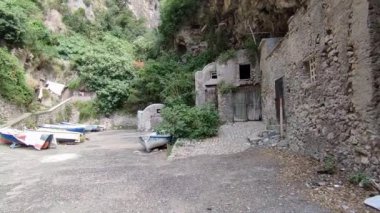 Sahip Lubrense, Campania, İtalya - 5 Eylül 2023: Sahilden Crapolla Fjord 'a bakış