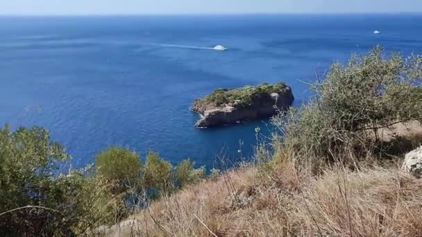 意大利坎帕尼亚的Massa Lubrense 2023年9月5日 从连接托尔卡村和克拉波拉峡湾的700步道纵览海岸线 — 图库视频影像