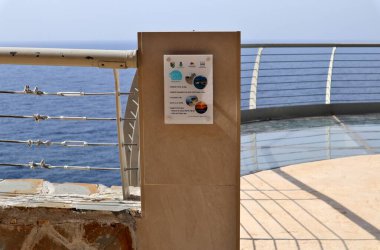 Maratea, Basilicata, İtalya - 23 Eylül 2023: Policastro Körfezi 'nde gökyüzü yürüyüşü, Cersuta bölgesindeki Strada Statali 18' in panoramik terası 14 Eylül 2023 'de açıldı.