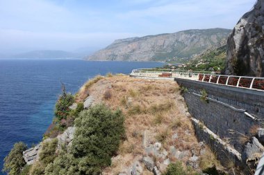 Maratea, Basilicata, İtalya - 23 Eylül 2023: Policastro Körfezi 'nde gökyüzü yürüyüşü, Cersuta bölgesindeki Strada Statali 18' in panoramik terası 14 Eylül 2023 'de açıldı.