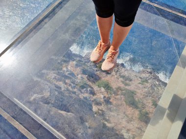 Maratea, Basilicata, İtalya - 23 Eylül 2023: Policastro Körfezi 'nde gökyüzü yürüyüşü, Cersuta bölgesindeki Strada Statali 18' in panoramik terası 14 Eylül 2023 'de açıldı.