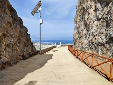 Maratea, Basilicata, İtalya - 23 Eylül 2023: Policastro Körfezi 'nde gökyüzü yürüyüşü, Cersuta bölgesindeki Strada Statali 18' in panoramik terası 14 Eylül 2023 'de açıldı.