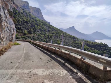 Maratea, Basilicata, İtalya - 23 Eylül 2023: Policastro Körfezi 'nde gökyüzü yürüyüşü, Cersuta bölgesindeki Strada Statali 18' in panoramik terası 14 Eylül 2023 'de açıldı.