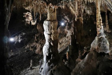 Maratea, Basilicata, İtalya - 22 Eylül 2023: Grotte bölgesindeki Strada Statale 18 'in altındaki küçük mağara sarkıt, dikit ve kireç taşı oluşumları bakımından zengin.