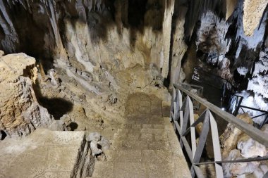 Maratea, Basilicata, İtalya - 22 Eylül 2023: Grotte bölgesindeki Strada Statale 18 'in altındaki küçük mağara sarkıt, dikit ve kireç taşı oluşumları bakımından zengin.