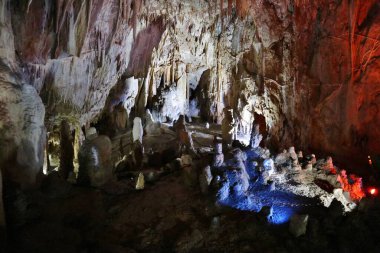 Maratea, Basilicata, İtalya - 22 Eylül 2023: Grotte bölgesindeki Strada Statale 18 'in altındaki küçük mağara sarkıt, dikit ve kireç taşı oluşumları bakımından zengin.