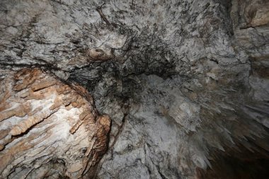 Maratea, Basilicata, İtalya - 22 Eylül 2023: Grotte bölgesindeki Strada Statale 18 'in altındaki küçük mağara sarkıt, dikit ve kireç taşı oluşumları bakımından zengin.