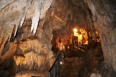 Maratea, Basilicata, İtalya - 22 Eylül 2023: Grotte bölgesindeki Strada Statale 18 'in altındaki küçük mağara sarkıt, dikit ve kireç taşı oluşumları bakımından zengin.