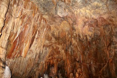 Maratea, Basilicata, İtalya - 22 Eylül 2023: Grotte bölgesindeki Strada Statale 18 'in altındaki küçük mağara sarkıt, dikit ve kireç taşı oluşumları bakımından zengin.