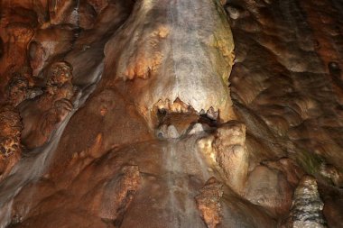 Maratea, Basilicata, İtalya - 22 Eylül 2023: Grotte bölgesindeki Strada Statale 18 'in altındaki küçük mağara sarkıt, dikit ve kireç taşı oluşumları bakımından zengin.