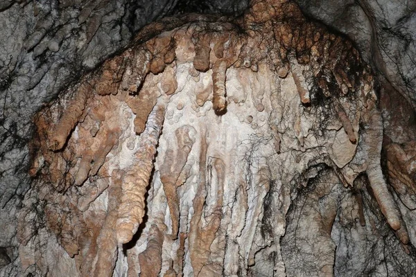 2023年9月22日 意大利Basilicata的Maratea 在Grotte地区的Strada Statale 18下的一个小洞穴 富含钟乳石 石笋和石灰岩 看起来像一个诞生场景 — 图库照片