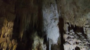 Maratea, Basilicata, İtalya - 22 Eylül 2023: Grotte bölgesindeki Strada Statale 18 'in altındaki küçük mağara sarkıt, dikit ve kireç taşı oluşumları bakımından zengin.