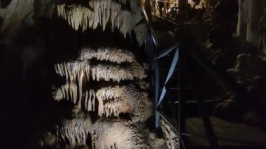 Maratea, Basilicata, İtalya - 22 Eylül 2023: Grotte bölgesindeki Strada Statale 18 'in altındaki küçük mağara sarkıt, dikit ve kireç taşı oluşumları bakımından zengin.