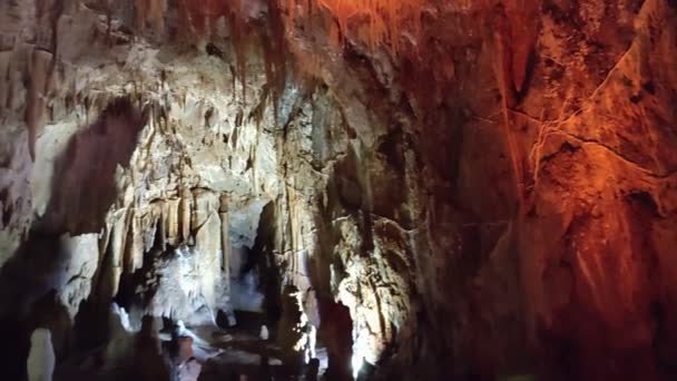 2023年9月22日 意大利Basilicata的Maratea 在Grotte地区的Strada Statale 18下的一个小洞穴 富含钟乳石 石笋和石灰岩 看起来像一个诞生场景 — 图库视频影像