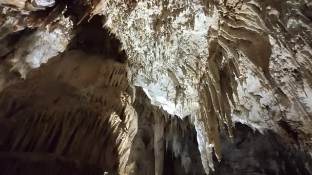 イタリアのマラテ バジリカタ 2023年9月22日 ストラダ スタレールの下の小さな洞窟 ストラダ スタレール スタジアム 出生シーンのように見える石灰岩の形状 — ストック動画