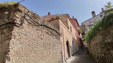 Maratea, Basilicata, İtalya - 22 Eylül 2023: Köyün tarihi merkezin sokakları arasındaki görüntüsü