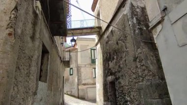 Maratea, Basilicata, İtalya - 22 Eylül 2023: Köyün tarihi merkezin sokakları arasındaki görüntüsü