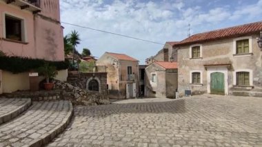 Maratea, Basilicata, İtalya - 22 Eylül 2023: Köyün tarihi merkezin sokakları arasındaki görüntüsü