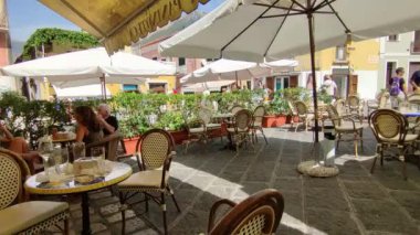 Maratea, Basilicata, İtalya - 22 Eylül 2023: Köyün tarihi merkezin sokakları arasındaki görüntüsü