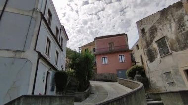 Maratea, Basilicata, İtalya - 22 Eylül 2023: Köyün tarihi merkezin sokakları arasındaki görüntüsü