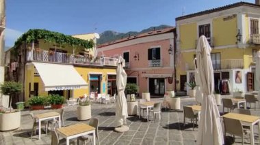 Maratea, Basilicata, İtalya - 22 Eylül 2023: Köyün tarihi merkezin sokakları arasındaki görüntüsü