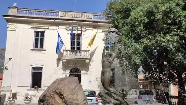 2023年9月22日 意大利巴硅拉塔 马拉提亚 雕塑家亚历山德罗 罗马诺在维托洛广场用青铜制作的美人鱼喷泉 — 图库视频影像
