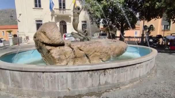 イタリアのマラテ バジリカタ 2023年9月22日 彫刻家アレッサンドロ ロマノがブロンズで作ったヴィトロ広場のマーメイド噴水 — ストック動画