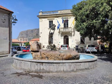 Maratea, Basilicata, İtalya - 22 Eylül 2023: Piazza Vitolo 'daki Denizkızı Çeşmesi heykeltıraş Alessandro Romano tarafından bronzdan yapıldı
