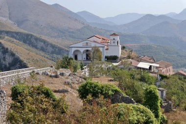 Maratea, Basilicata, İtalya - 22 Eylül 2023: San Biagio Bazilikası şehre bakan Monte San Biagio 'nun tepesinde