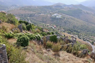 Maratea, Basilicata, İtalya - 22 Eylül 2023: Monte San Biagio 'daki eski köyün kalıntıları