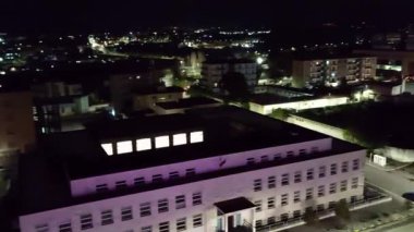 Benevento, Campania, İtalya 23 Kasım 2023: Piazza Risorgimento 'da Noel tatili için dönme dolap