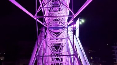 Benevento, Campania, İtalya 23 Kasım 2023: Piazza Risorgimento 'da Noel tatili için dönme dolap