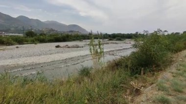Maratea, Basilicata, İtalya - 23 Eylül 2023: Basilicata ve Calabria arasındaki sınırı gösteren Noce Nehri 'nin Parıltısı