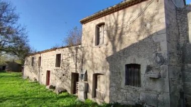 Sepino, Molise, İtalya 17 Kasım 2023: MÖ 4. yüzyıla dayanan antik Samnite kentinin kalıntıları. MÖ 1. yüzyılda Roma yönetimi altına girdi..