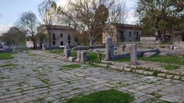 Sepino, Molise, İtalya 17 Kasım 2023: MÖ 4. yüzyıla dayanan antik Samnite kentinin kalıntıları. MÖ 1. yüzyılda Roma yönetimi altına girdi..