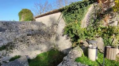 Sepino, Molise, İtalya 17 Kasım 2023: MÖ 4. yüzyıla dayanan antik Samnite kentinin kalıntıları. MÖ 1. yüzyılda Roma yönetimi altına girdi..