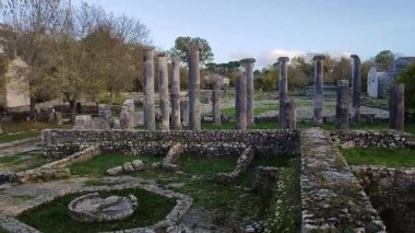 Sepino, Molise, İtalya 17 Kasım 2023: MÖ 4. yüzyıla dayanan antik Samnite kentinin kalıntıları. MÖ 1. yüzyılda Roma yönetimi altına girdi..