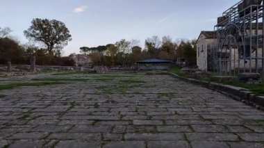 Sepino, Molise, İtalya 17 Kasım 2023: MÖ 4. yüzyıla dayanan antik Samnite kentinin kalıntıları. MÖ 1. yüzyılda Roma yönetimi altına girdi..