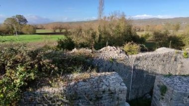 Sepino, Molise, İtalya 17 Kasım 2023: MÖ 4. yüzyıla dayanan antik Samnite kentinin kalıntıları. MÖ 1. yüzyılda Roma yönetimi altına girdi..