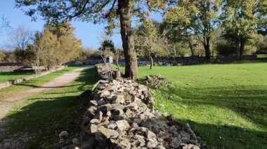 Sepino, Molise, İtalya 17 Kasım 2023: MÖ 4. yüzyıla dayanan antik Samnite kentinin kalıntıları. MÖ 1. yüzyılda Roma yönetimi altına girdi..