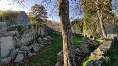Sepino, Molise, İtalya 17 Kasım 2023: MÖ 4. yüzyıla dayanan antik Samnite kentinin kalıntıları. MÖ 1. yüzyılda Roma yönetimi altına girdi..