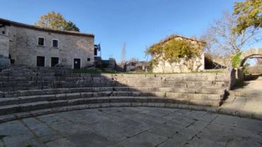 Sepino, Molise, İtalya 17 Kasım 2023: MÖ 4. yüzyıla dayanan antik Samnite kentinin kalıntıları. MÖ 1. yüzyılda Roma yönetimi altına girdi..