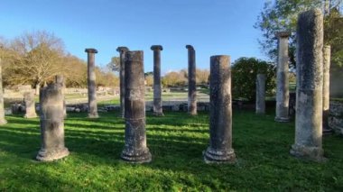 Sepino, Molise, İtalya 17 Kasım 2023: MÖ 4. yüzyıla dayanan antik Samnite kentinin kalıntıları. MÖ 1. yüzyılda Roma yönetimi altına girdi..