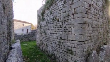 Sepino, Molise, İtalya 17 Kasım 2023: MÖ 4. yüzyıla dayanan antik Samnite kentinin kalıntıları. MÖ 1. yüzyılda Roma yönetimi altına girdi..